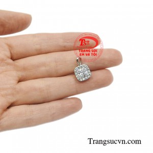 Mặt dây vàng trắng ngọt ngào tinh tế.