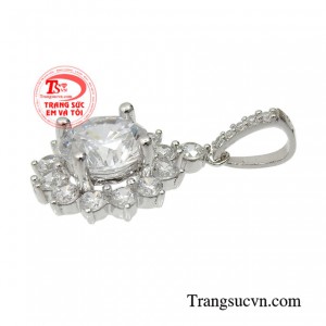 Ngày nay với công nghệ phát triển và đa dạng mẫu mã đang dần phổ biến từ nhà giàu cho đến người dân bình thường cũng vẫn có thể mua trang sức vừa tinh tế mà giá thành hợp lí.