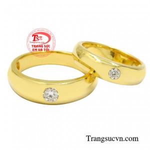 Nhẫn cưới vàng tình yêu bền chặt kiểu dáng cổ điển tuy đơn giản nhưng được rất nhiều các cặp đôi đặc biệt ưa chuộng.