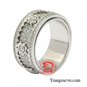 Nhẫn kim cương bản lĩnh đàn ông được chế tác kiểu dáng độc đáo.