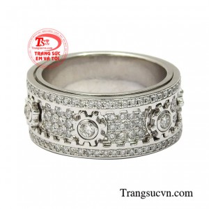 Người thợ kim hoàn đã khéo léo đính kết từng viên kim cương thiên nhiên giúp cho chiếc nhẫn trở hoàn hảo hơn.