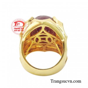 Còn theo phong thủy, ruby đặc biệt phù hợp với người mệnh hỏa và mệnh thổ, nên đây sẽ là món trang sức mang đến may mắn cho bạn