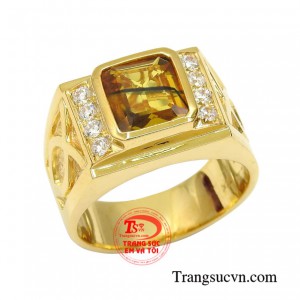 Không chỉ vậy đeo chiếc nhẫn sapphire này còn đem lại nhiều may mắn về phong thủy cho các quý ông thời thượng.