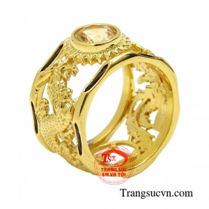 Nhẫn nam thạch anh vàng rồng phượng được chế tác đầy tinh xảo và ấn tượng.