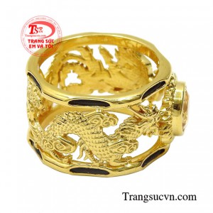 Điểm nhấn của sản phẩm là viên thạch anh vàng vô cùng quý hiếm có giá trị cao, được xem là biểu tượng tài lộc và phú quý.