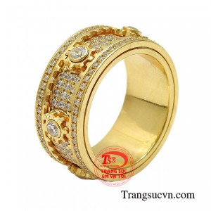 Nhẫn nam vàng tây phóng khoáng mang đến hình ảnh người đàn ông năng động nhưng cũng không kém phần lịch lãm.