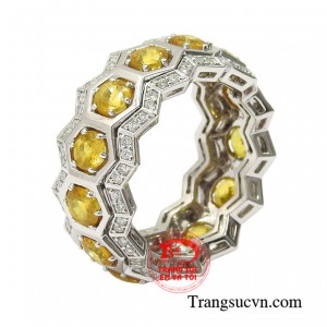 Nhẫn nữ sapphire mệnh kim là sự giao thoa giữa những viên sapphire vàng chất lượng và kim cương thiên nhiên tạo nên một sản phẩm hoàn mỹ.
