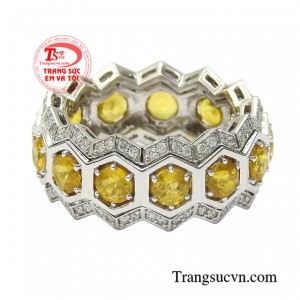 Chiếc nhẫn này sẽ giúp các quý cô trở nên khác biệt và ấn tượng hơn trong mắt người đối diện.