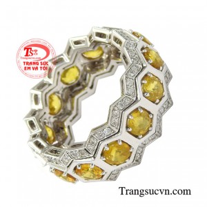 Thần khí từ chiếc nhẫn đá quý này tạo nên người phụ nữ mệnh phượng hoàng kiêu sa đài các.