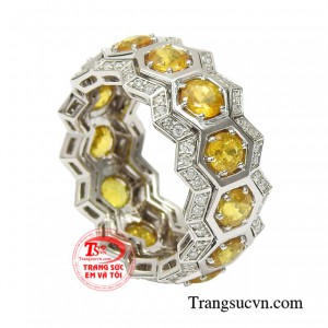 Đó chính là vẻ đẹp đầy sức hút của một người phụ nữ mặn mà, thông minh sắc sảo và luôn tự tin vào bản thân, tự chủ về tài chính.