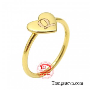 Nhẫn nữ trái tim khắc tên được chế tác tuy đơn giản nhưng vẫn tạo nên nét nổi bật cho người đeo.