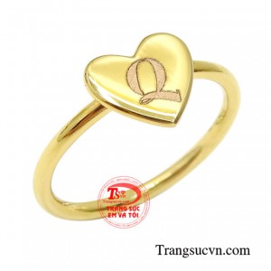 Chiếc nhẫn vàng nhỏ xinh mang đến một phong cách đầy duyên dáng giúp các cô gái thêm phần thu hút và nữ tính.