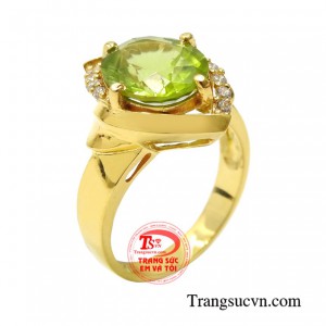 Nhẫn nữ vàng peridot sang trọng là phụ kiện không thể của các quý cô hiện đại.