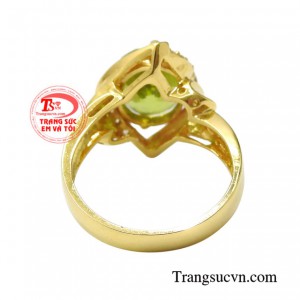 Nhẫn nữ vàng peridot sang trọng 18k bền đẹp.