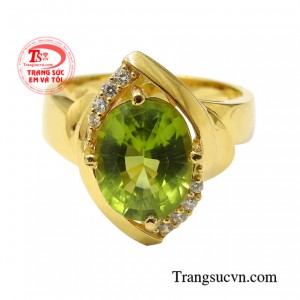 Với điểm nhấn là viên đá quý peridot xanh lục không chỉ mang đến vẻ đẹp mà còn đem lại nhiều lợi ích về phong thủy cho các nàng.