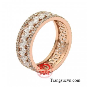 Nhẫn vàng hồng thời thượng được chế tác tinh xảo tạo nên một sản phẩm hoàn hảo.