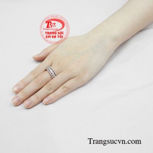 Nhẫn vàng hồng thời thượng
