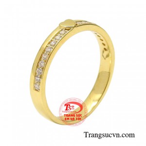 Nhẫn vàng tây dễ thương được những người thợ kim hoàn chế tác một cách tỉ mỉ từ vàng 18k bền đẹp.