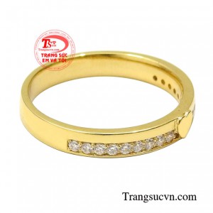 Không chỉ nhỏ gọn dễ mang mà khi đeo nhẫn vàng tây sẽ giúp phái đẹp tôn vinh được nét đẹp của người phụ nữ vừa yêu kiều mà lại cũng rất đáng yêu.