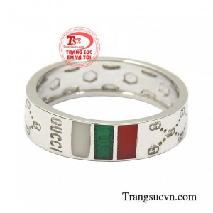 Chiếc nhẫn với những đường nét thiết kế tinh tế mang đến vẻ hợp thời trang và hiện đại đến cho người đeo.