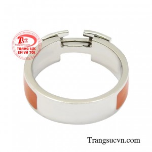 Với chiếc nhẫn vàng trắng cá tính này dễ dàng kết hợp với nhiều phong cách thời trang và trang phục.