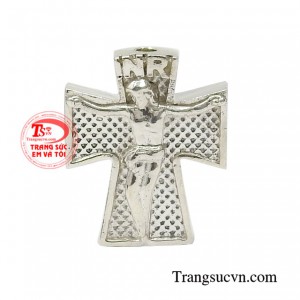 Thánh giá bạc phước lành thường được xâu thành chuỗi mân côi đeo hợp thời trang.