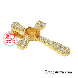 Bởi đeo mặt dây thánh giá không chỉ mang đến vẻ đẹp và cá tính mà nhiều người mang nó với ý nghĩa mong muốn những điều tốt đẹp sẽ đến với mình.