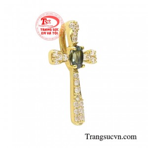 Mặt dây chuyền không chỉ là một loại trang sức thể hiện tính cách, sở thích của người đeo mà nó còn là điểm nhấn giúp mang đến vẻ thu hút cho bộ trang phục trở nên hoàn hảo hơn.