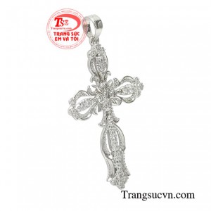 Chiếc mặt dây này không chỉ là trang sức thể hiện tính cách, sở thích của người đeo mà nó còn là điểm nhấn nhá giúp cho bộ trang phục của bạn thêm phần hoàn hảo hơn.