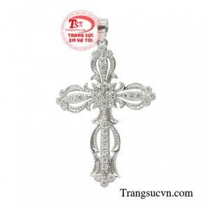 Thánh giá vàng trắng ấn tượng được thiết kế kiểu dáng độc đáo với những chi tiết sắc nét.