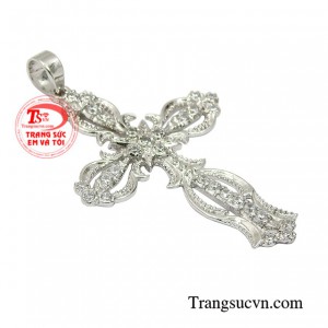 Sản phẩm mang biểu tượng thánh giá hình chữ thập luôn là món đồ ưa chuộng và được những người theo đạo công giáo quý trọng.