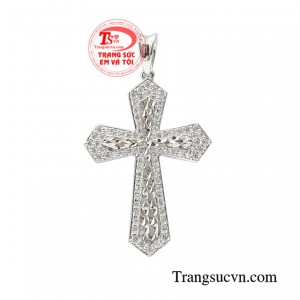 Thánh giá vàng trắng hộ mệnh được chế tác cầu kì trên chất liệu vàng trắng 18k sáng bóng, bền đẹp.