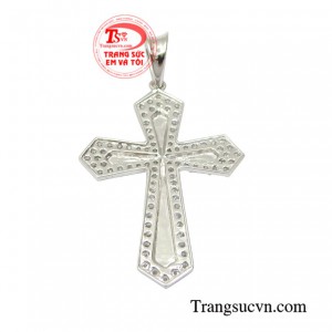 Mặt dây thánh giá vàng mang đến nhiều bình an cho người đeo.