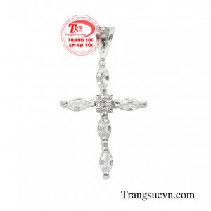 Thánh giá vàng trắng nhỏ xinh được những người thợ chế tác hoàn kim làm một cách tỉ mỉ và khéo léo.