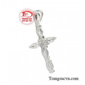 Mỗi một chiếc mặt dây đều ẩn chứa những những ý nghĩa biểu tượng riêng, giúp người đeo thêm tự tin mang nguồn năng lượng tích cực.