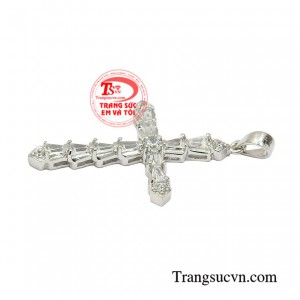 Sản phẩm kết hợp cùng dây chuyền vàng trắng mang đến vẻ thời trang và thu hút cho người đeo.