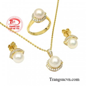 Mỗi một sản phẩm tỏa sáng theo cách riêng của nó là điểm nhấn giúp cho phái đẹp thêm phần thu hút hơn trước đám đông.