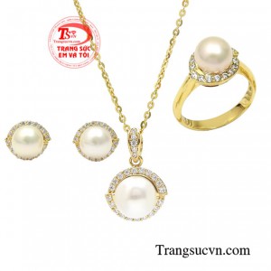 Trang sức ngọc trai duyên dáng hiện đang là mẫu bộ được rất nhiều chị em đặc biệt yêu thích.