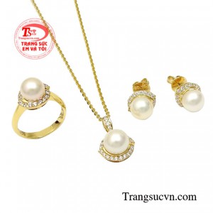 Sẽ thật hoàn hảo khi kết hợp bộ trang sức này cùng những bộ đầm dạ tiệc tôn vinh nét đẹp kiêu sa, thanh tao của người phụ nữ.