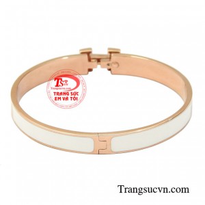 Và chiếc vòng tay này sẽ là sự lựa chọn hoàn hảo giúp các cô gái có thể tỏa sáng và thu hút hơn trước đám đông.