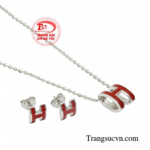 Sản phẩm được thiết kế một cách tỉ mỉ mang lại sự nhẹ nhàng, sang trọng và thanh lịch cho phái đẹp