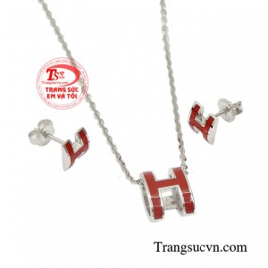 Bộ trang sức phù hợp với nhiều phong cách thời trang và lứa tuổi, tạo nên phong cách riêng thu hút ánh nhìn