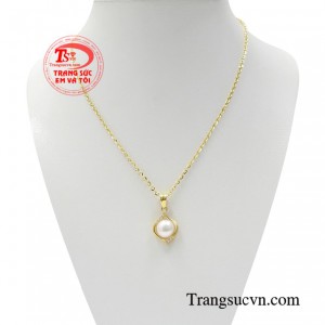 Bộ dây chuyền ngọc trai kiêu hãnh với độ sáng bóng không tì vết với màu sắc tự nhiên.