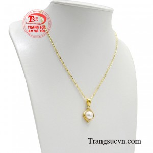 Ngọc trai với hình dáng tròn đầy thể hiện cho sự hạnh phúc, viên mãn trong cuộc sống.