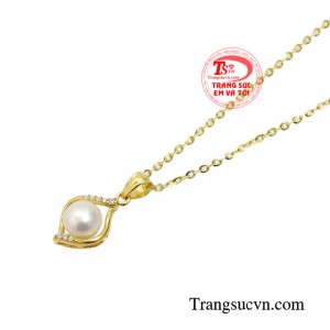 Vẻ  đẹp bí ẩn và sang trọng của ngọc trai chắc chắn sẽ là món trang sức ưa chuộng cho các chị em.