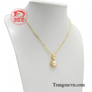 Người có sở thích sử dụng trang sức ngọc trai thường mang trên mình vẻ đẹp truyền thống vừa thanh cao, vừa nhẹ nhàng đài các.