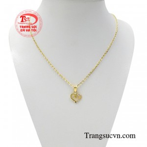 Bộ dây chuyền trái tim mùa xuân được kết hợp sản phẩm mặt dây trái tim mùa xuân cùng dây chuyền vàng o kết 10k.