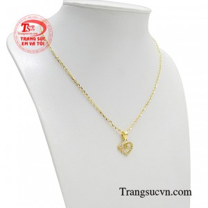 Bộ sản phẩm được lấy ý tưởng từ ánh nắng mùa xuân đẹp tựa vẻ đẹp của người phụ nữ thuần khiết trong chiếc dây chuyền tinh khôi lấp lánh.