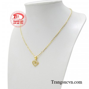 Kiểu dáng trái tim đính kết hoa cỏ mùa xuân tràn đầy sức sống cho người phụ nữ.