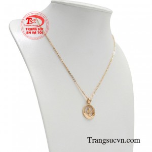 Nhẹ nhàng và thanh thoát chính là làn gió mới mà thiết kế của bộ dây chuyền mang đến cho các nàng.